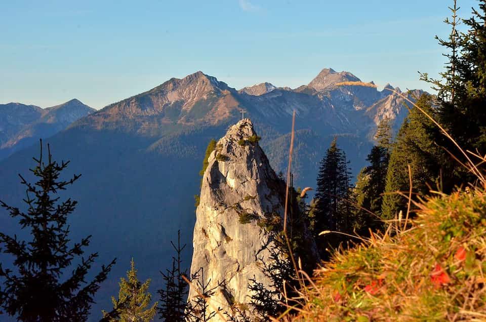 Wanderung auf dem Weitwanderweg Maximilianweg. Blick auf die Berge in den Ammergauer Alpen