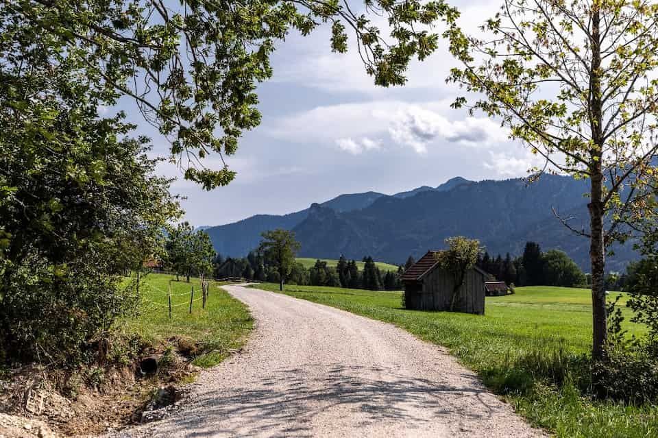 Wegverlauf des Weitwanderwegs, Spitzenwanderweg, in den Ammergauer Alpen: Blick auf die Berge