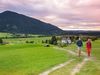 Zwei Wanderer auf dem Weitwanderweg in den Ammergauer Alpen: Fernwanderweg Bayern