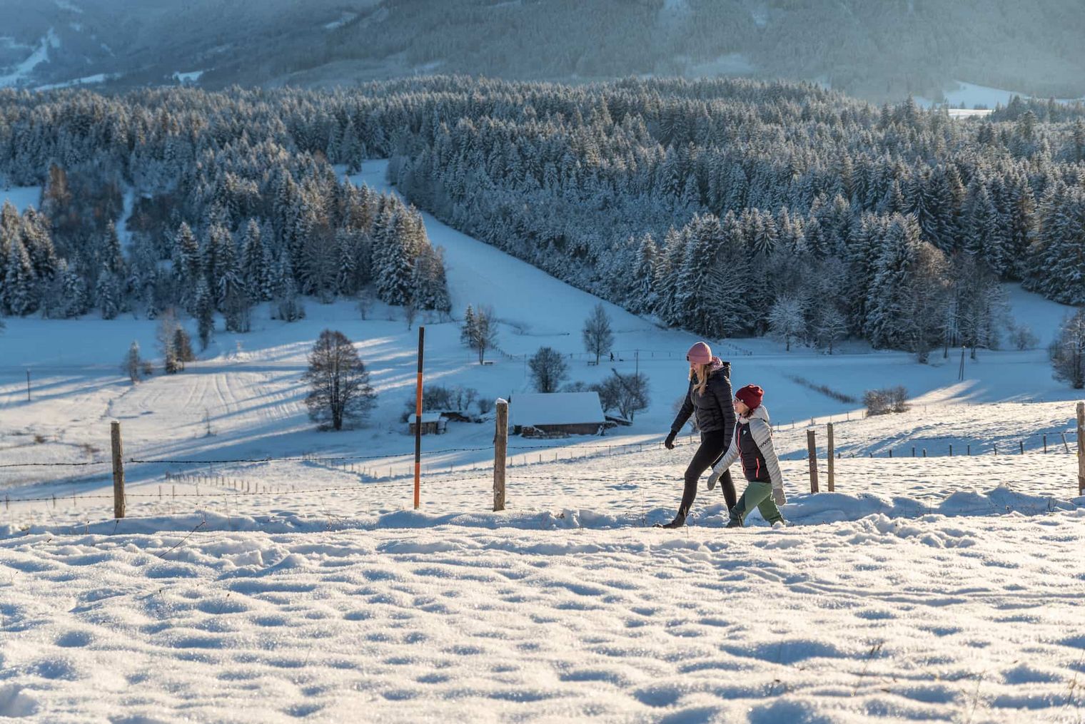 Zwei Menschen beim Winterwandern durch den Naturpark Ammergauer Alpen