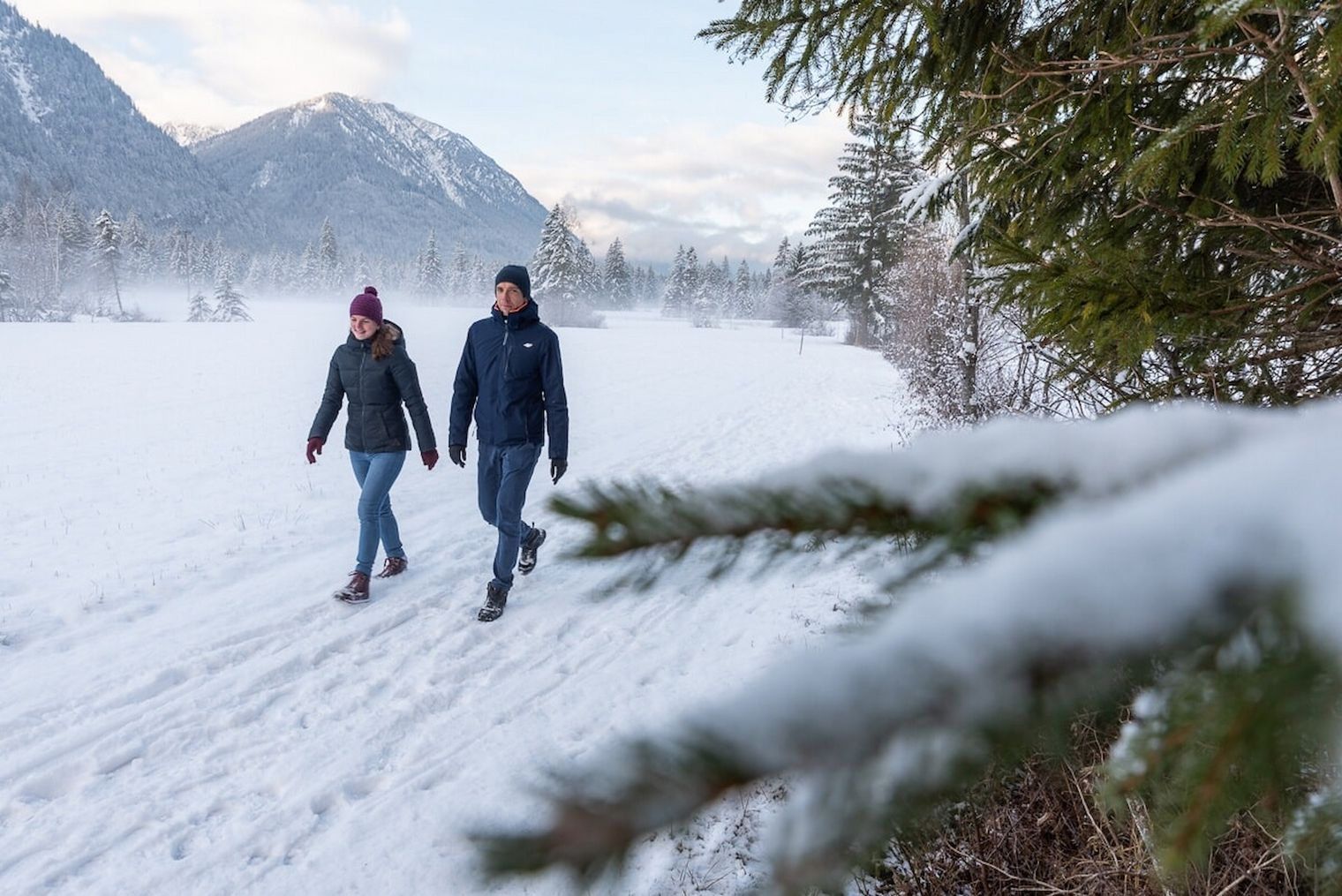 Zwei Winterwanderer im Weidmoos