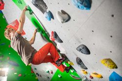 Paar beim Bouldern in der Boulderhalle Wurmansau 